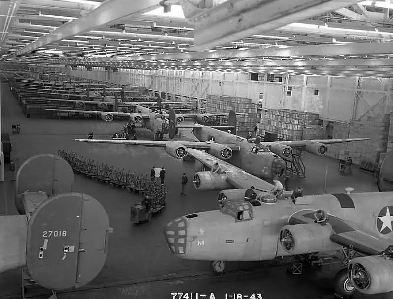 美国B-24轰炸机二战中生产18000架，四成是福特公司生产｜老照片 - 18