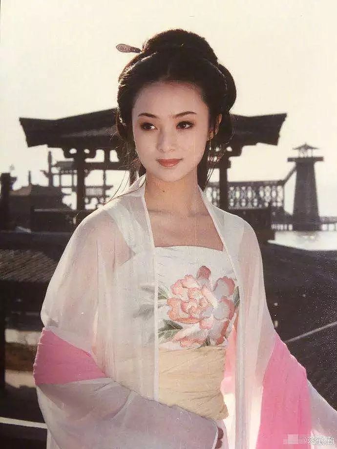 刘亦菲18岁，周迅17岁，蒋勤勤20岁，才是真正的绝色美人 - 8