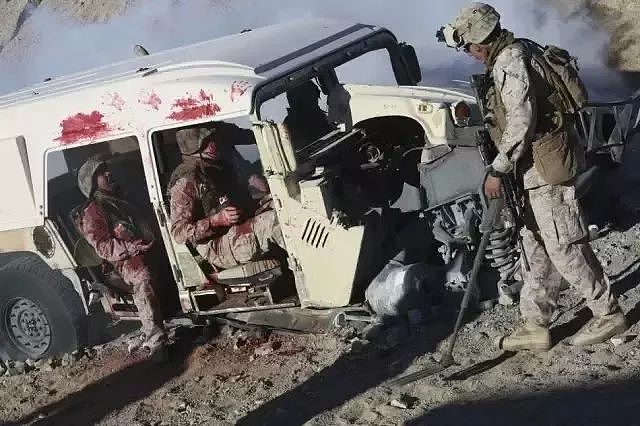 轰！路边炸弹爆炸了，这个美国兵却靠一块塑料片捡回条命 - 1