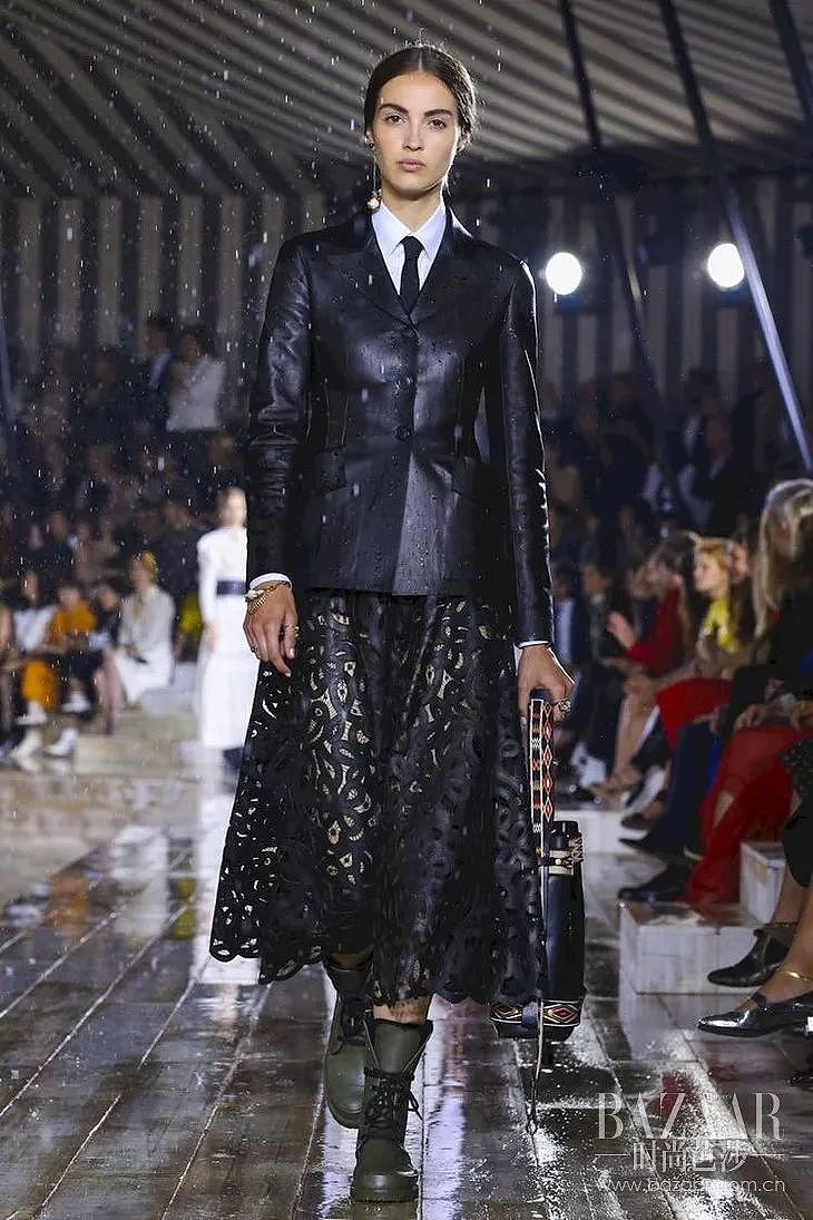 淋着雨也要时髦向前，Dior 2019早春大秀雨中绽放自由姿态！ - 26