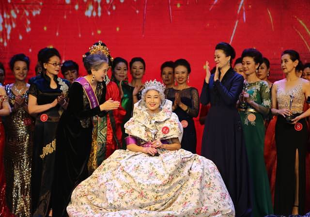70岁中国旗袍奶奶，走向国际T台惊艳世界：等我老了也要这样美 - 4