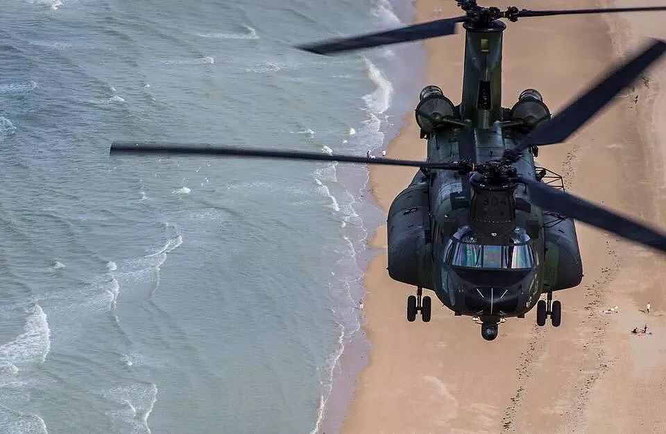 美军直升机海拔3400米峭壁秀单点悬停，该机当年差点落户中国 - 5