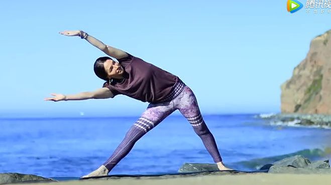 海边练瑜伽，精气神十倍充足 ▷ 每日一练 - 14