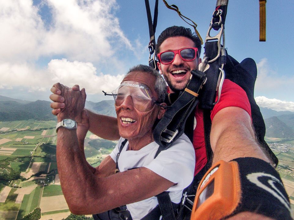 他带着70岁患癌的父亲去旅行，在14000英尺高空跳伞，没想到这份遗愿清单，归来竟是重生 - 33
