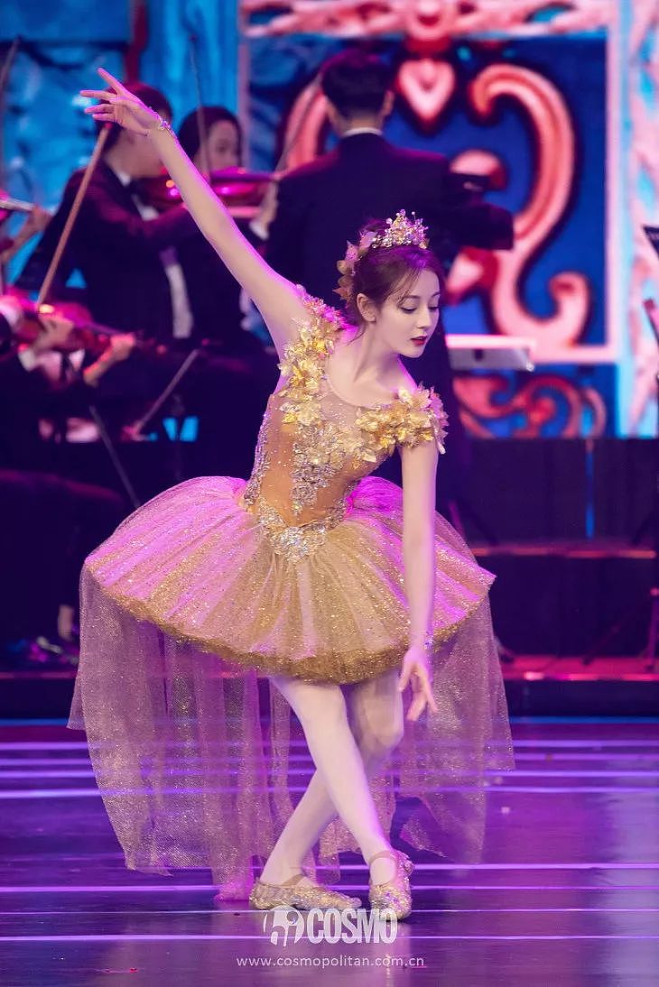 壹周潮话题 | 倪妮化身金色美人鱼，热巴穿上了金色芭蕾舞裙 - 2