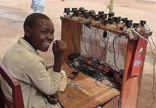非洲人终于有钱买手机，却没办法充电，于是出现这一幕…… - 4