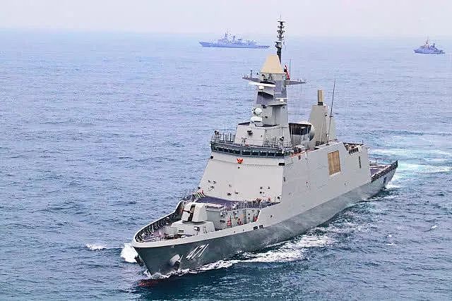 泰国海军两代主力舰同框，中国造军舰老骥伏枥，毫不弱于韩国新舰 - 8