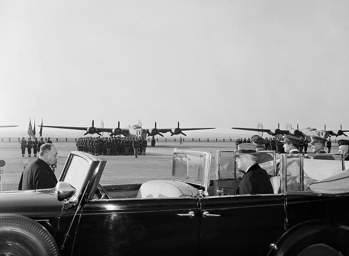 美国B-24轰炸机二战中生产18000架，四成是福特公司生产｜老照片 - 25