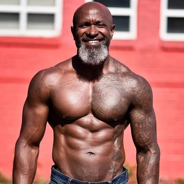 55岁黑金刚用肌肉告诉你：年龄就是个屁 - 2