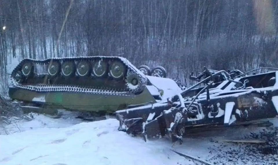 俄国军列脱轨，坦克装甲车辆翻了一地，厚积雪可能为事故原因｜军情晚报 - 1