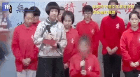 澳媒曝光：一中国女子下跪磕头：“爸妈我错了，以后不看黄色视频了！”更多奇葩言论引争议！“澳网友：“快引进澳洲吧！” - 5
