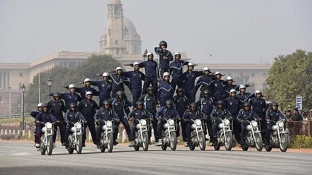 摩托车叠罗汉、高到过肩的正步走，印度军队还有哪些奇葩传统？ - 4