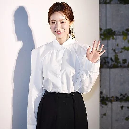 她是韩国“十八线”女演员，却靠私服穿搭成为时尚界的KOL？ - 23