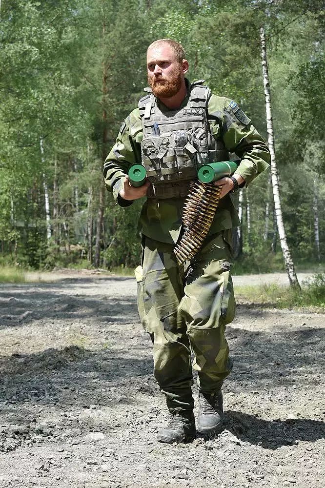 欧洲最强坦克挑战赛，瑞典女兵扛炮弹性感抢镜！ - 9