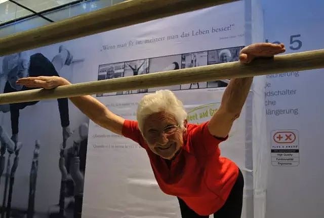 80岁秀恩爱、玩体操、90岁跳伞庆生、做极限运动，这个奶奶活成了18岁少女 - 11