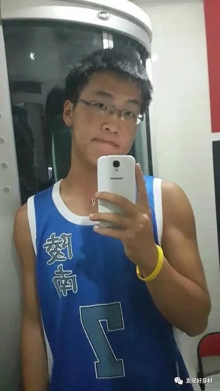 南京财经大学小伙健身两年成果，求轻拍 - 3