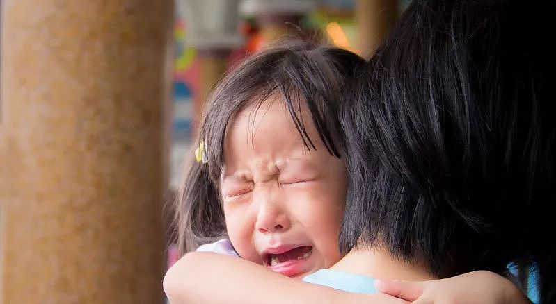 孩子哭闹时，高情商的父母都会做 3 件事 - 2