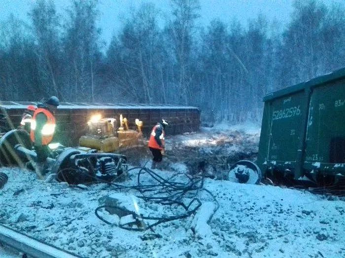 俄国军列脱轨，坦克装甲车辆翻了一地，厚积雪可能为事故原因｜军情晚报 - 3