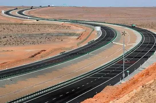 世界最长沙漠公路，耗资370亿，一路风景如画，自驾美爆了！ - 15