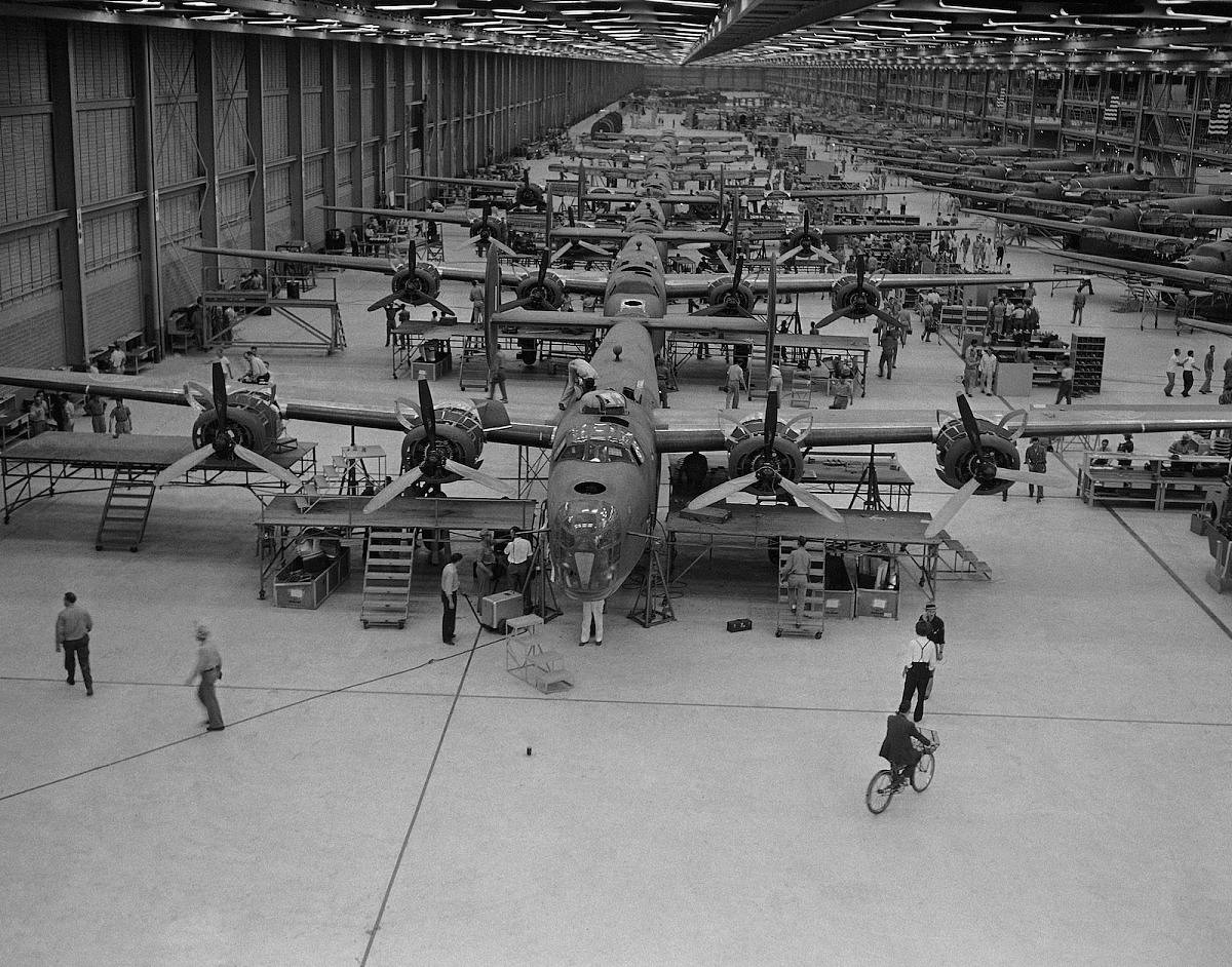 美国B-24轰炸机二战中生产18000架，四成是福特公司生产｜老照片 - 6