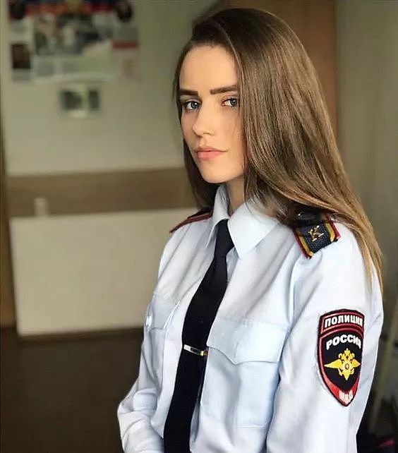俄罗斯女警美得就像玩警服cosplay一样 - 48