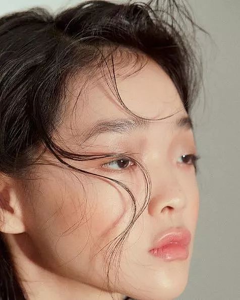 这位“宽眼距塌鼻梁”的18岁麻豆意外在Dior高定秀场走红，她会成为新加坡的“雎晓雯二代”吗？ - 10