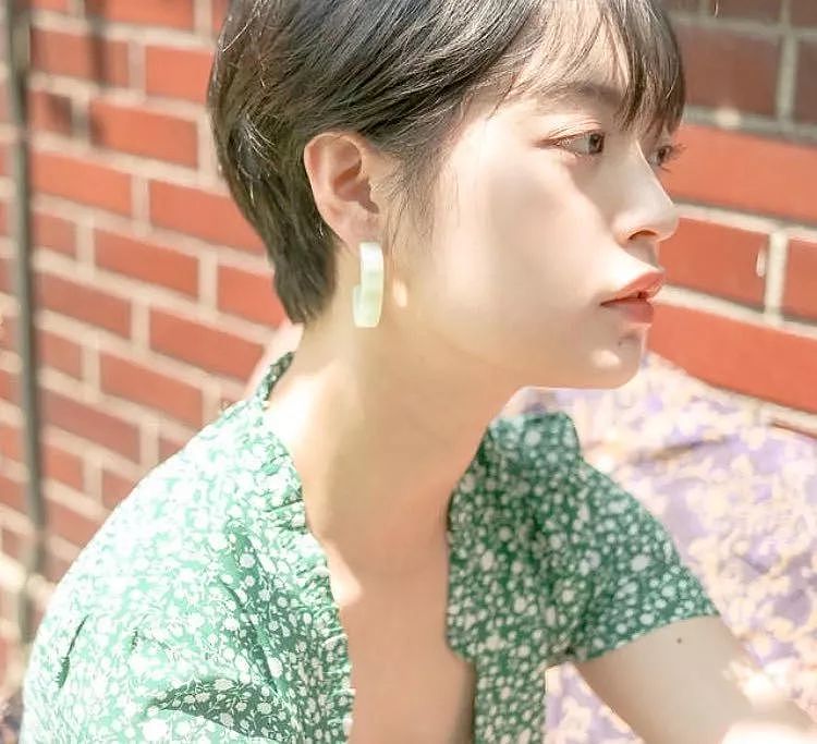 这个五官精致的韩国短发模特，因可攻可柔的绝佳衣品成为粉丝们不愿和别人分享的心头之宝！ - 36