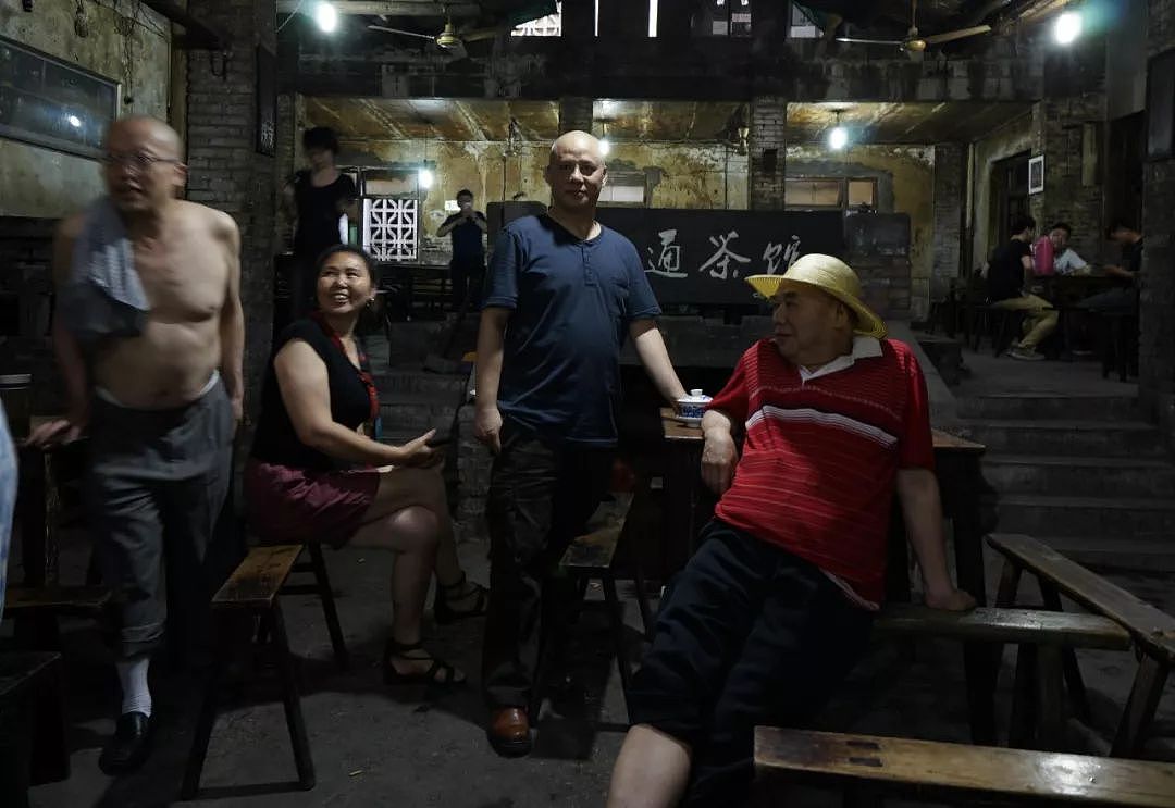 人物 | 他画了20年，把一个违章建筑变成了重庆最火的网红茶馆 - 4