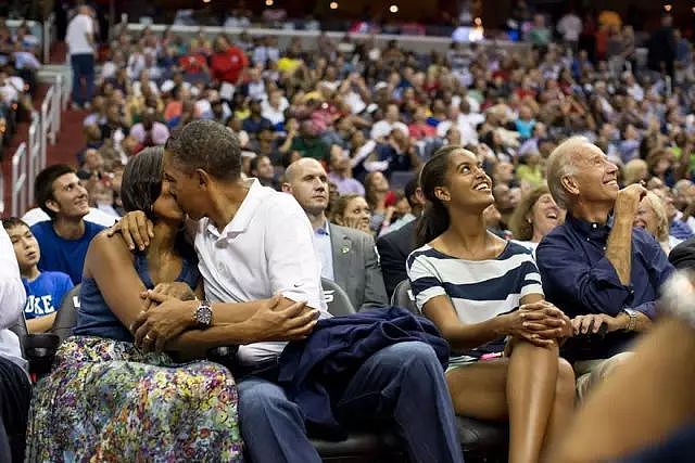 奥巴马夫妇获全美大奖! 原来他们最让人嫉妒的不是身份, 而是爱情…… - 32
