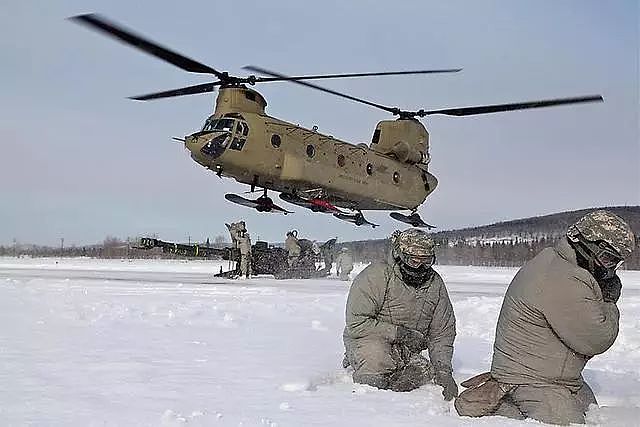 美军在北极驻军官兵防寒上煞费苦心：士兵敢穿着它泡冰水里 - 4