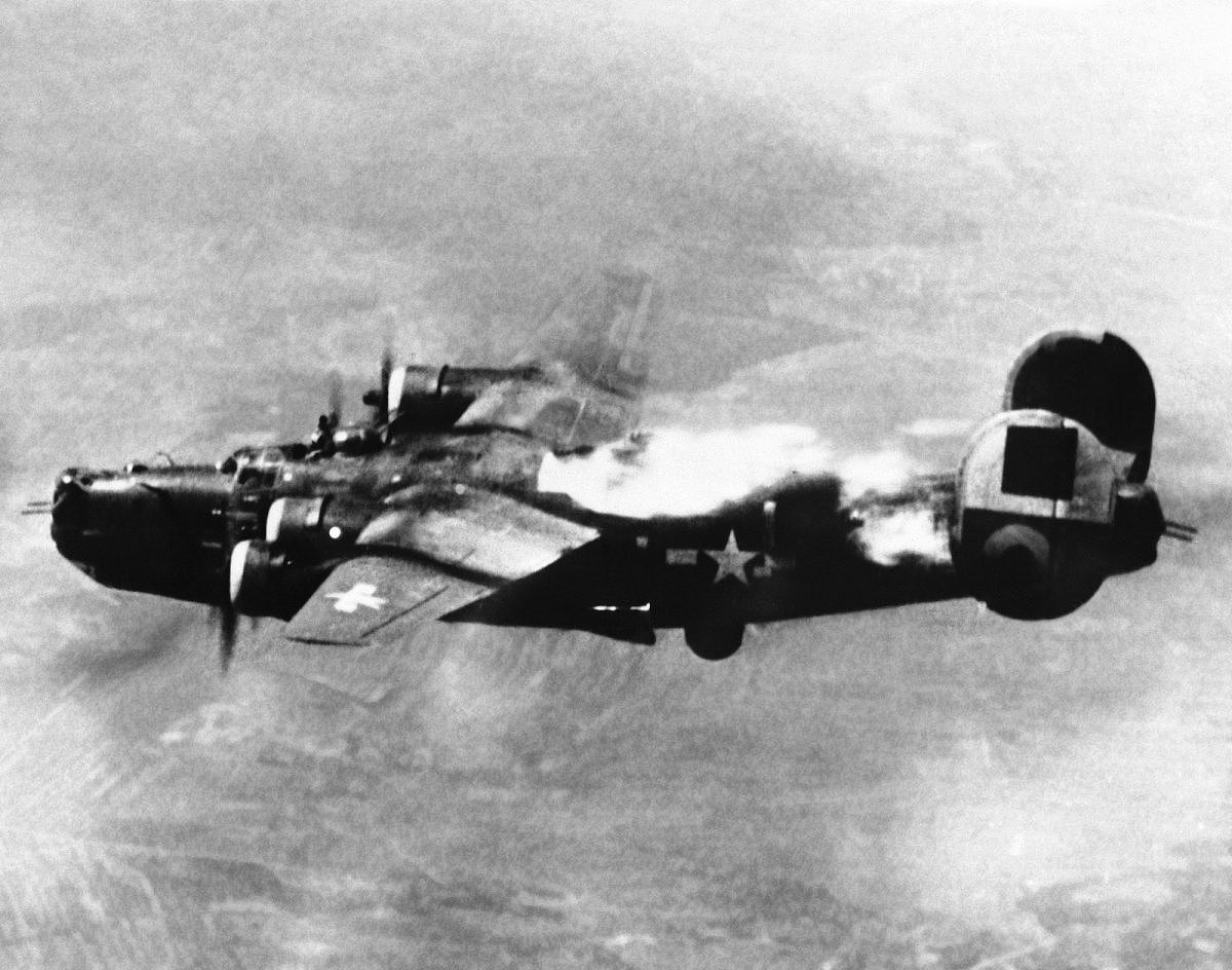 美国B-24轰炸机二战中生产18000架，四成是福特公司生产｜老照片 - 36