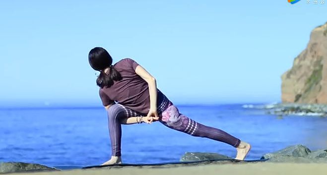 海边练瑜伽，精气神十倍充足 ▷ 每日一练 - 11