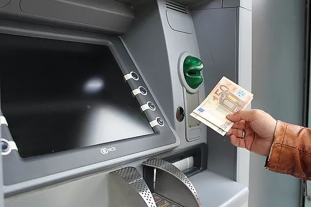 移动支付流行起来了，ATM 公司收入暴跌 - 1
