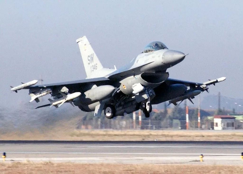坠毁8架！美国卖给台湾的阉割版F-16，到底什么型号？｜军武正片 - 10