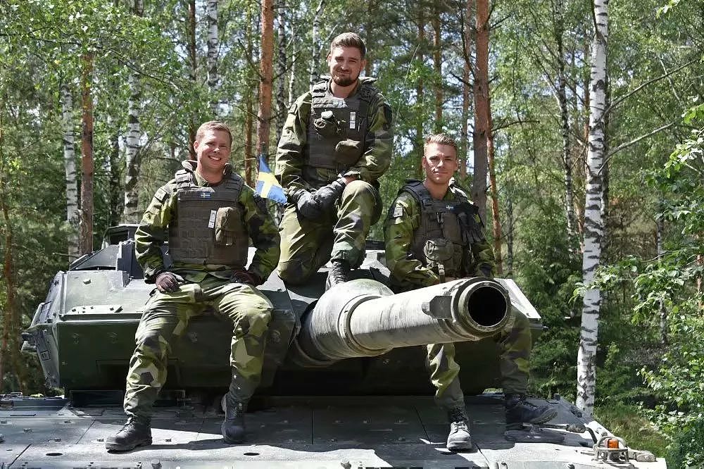 欧洲最强坦克挑战赛，瑞典女兵扛炮弹性感抢镜！ - 3
