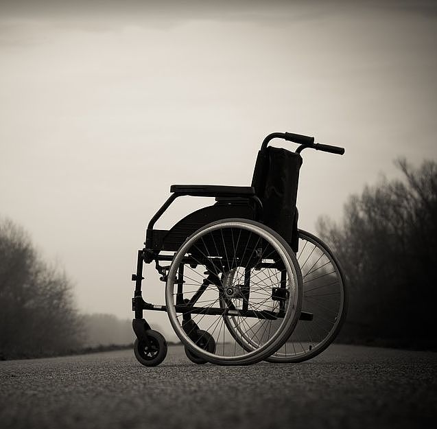 同样患高血压，70岁后人生差距却如此大：一个走进来，一个轮椅推进来！ - 1