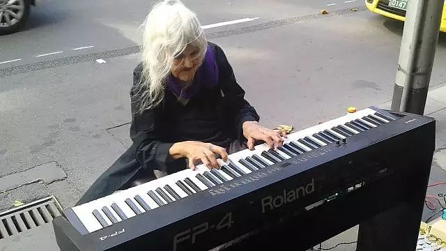 580万人被她感动！84岁澳洲老奶奶流浪街头20多年，她的琴声让全世界着迷，她的故事让所有人心碎… - 26