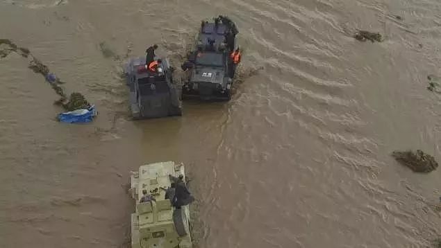 大赞！内蒙古突遇洪灾，兵工厂直接开出刚造好的装甲车救灾 | 军情晚报 - 3