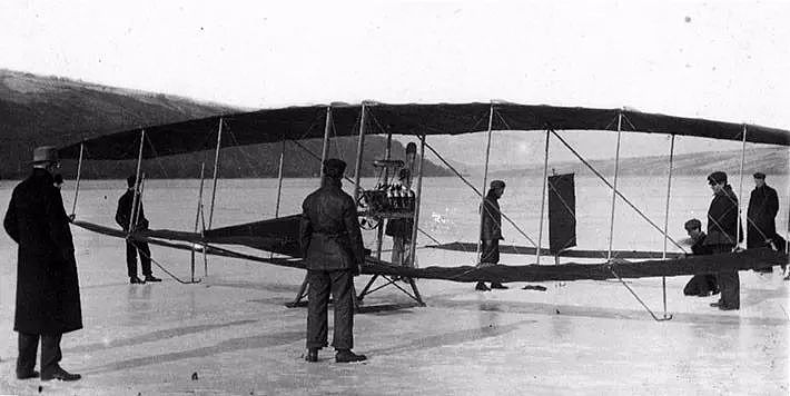 时代 | 莱特兄弟发明了飞机，但他们也摔死了第一个乘客 - 5