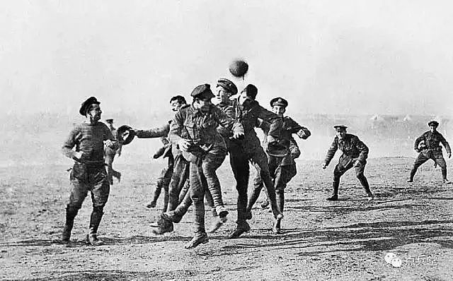 1914年圣诞节停战事件：厮杀数月的英德两军走出战壕，互换节日礼物 - 8
