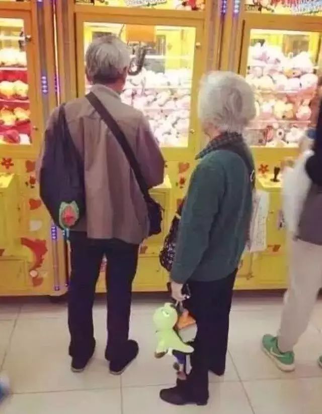 80岁老奶奶手机屏保看哭无数人：在出轨横行的年代，怀念老一辈的爱情！ - 22