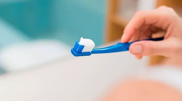 刷牙前牙膏要不要沾水？牙龈出血怎么办？很多人都做错了 - 17