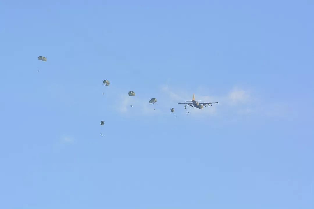 台伞兵300米高空坠落，解放军伞兵的方法可避免悲剧 | 军情晚报 - 3