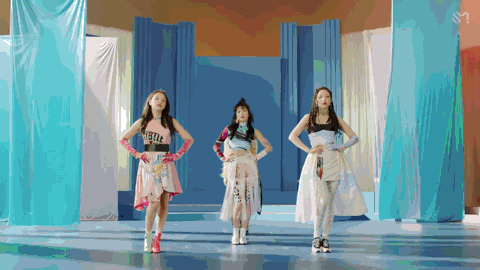 美人计 | 女团Red Velvet新歌回归造型有点迷，全靠颜值与妆容撑 - 36