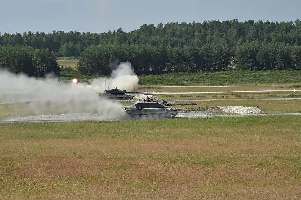 欧洲最强坦克挑战赛，瑞典女兵扛炮弹性感抢镜！ - 23