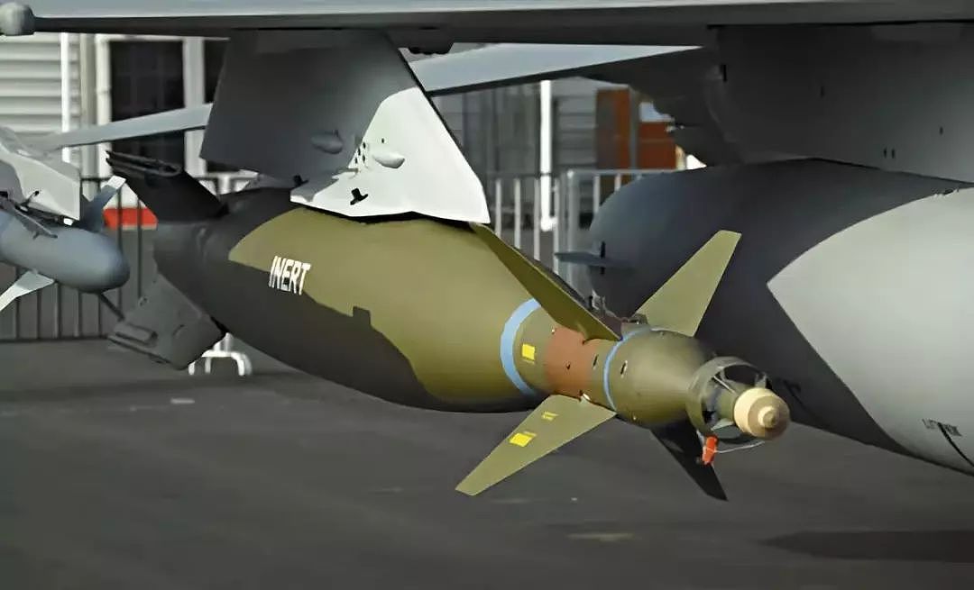 英军用制导弹药轰炸叙利亚弹无虚发，为啥俄军却还在打火箭弹？ - 4