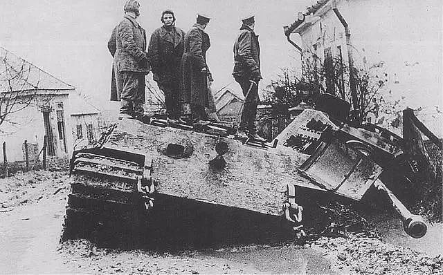 独孤求败，看二战中被摧毁的虎王坦克，很少正面击穿｜老照片 - 13