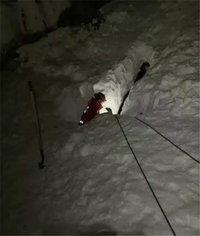 掉落12米深的冰隙中，狗狗还能生还吗？ - 2