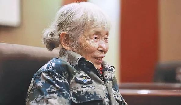 中国第一位女空降兵：捐款1000万，却被警察怀疑，真相令人动容…… - 19