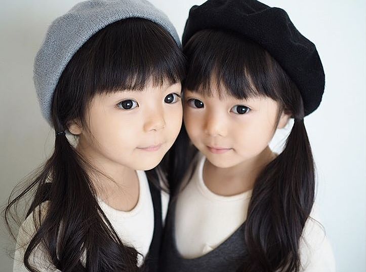 这对日本双胞胎小姐妹，复制粘贴的脸蛋和打扮，直接萌倒无数网友... - 22